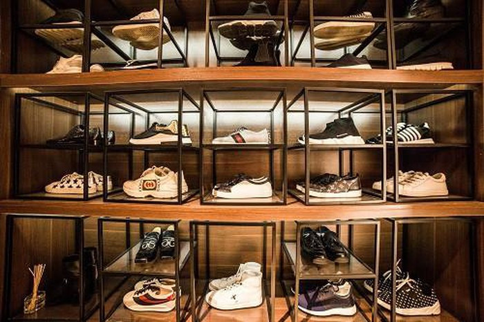 Bộ sưu tập giày từ các thương hiệu đình đám như Gucci, LV. Nguồn ảnh: Facebook.