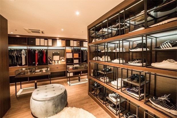 Trong nhà, ông bầu Vũ Khắc Tiệp còn khoe tủ đồ chất đầy đồ hiệu.