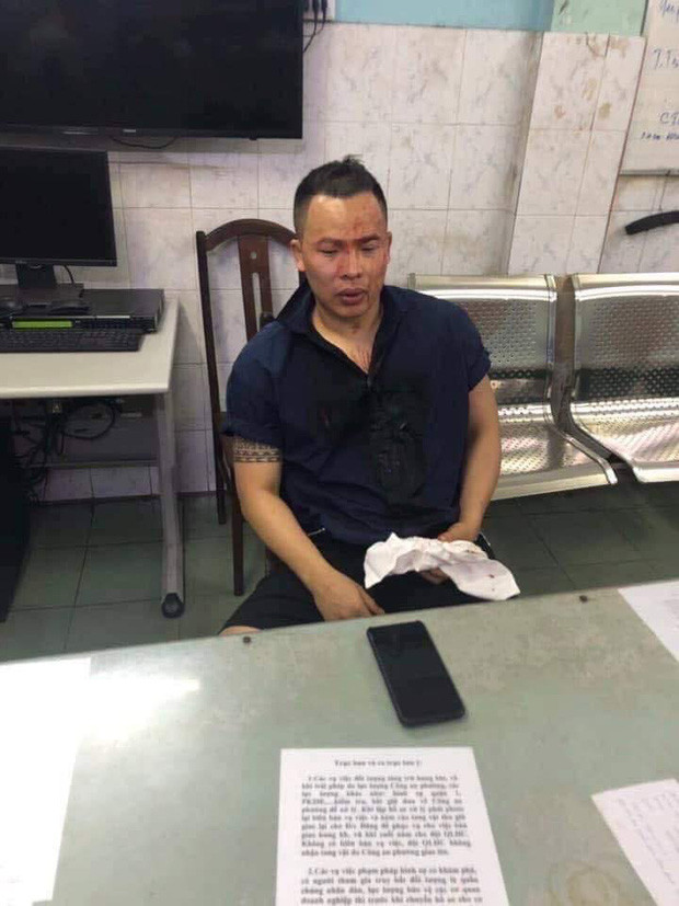 Mấy ngày nay, hình ảnh Vũ Khắc Tiệp mặt mũi bê bết máu ngồi giải trình ở đồn công an trở thành chủ đề gây nhiều bàn tán trên các diễn đàn mạng xã hội.