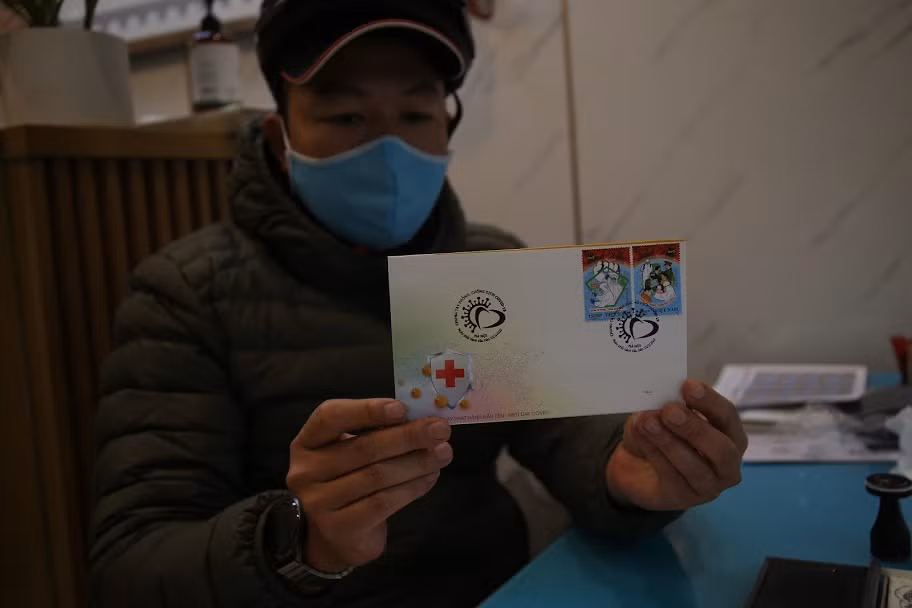 Chính những hy sinh thầm lặng của các lực lượng nơi tuyến đầu chống dịch đã tạo thêm sức mạnh, niềm tin, tạo động lực lớn để mỗi người Việt Nam đoàn kết, cùng nhau vượt qua khó khăn, hướng đến một cuộc sống khỏe mạnh, an toàn và hạnh phúc.