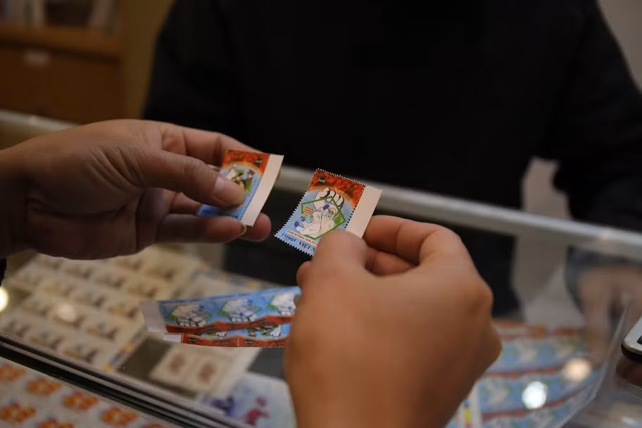 Phat hanh bo tem “Chung tay phong, chong COVID-19“