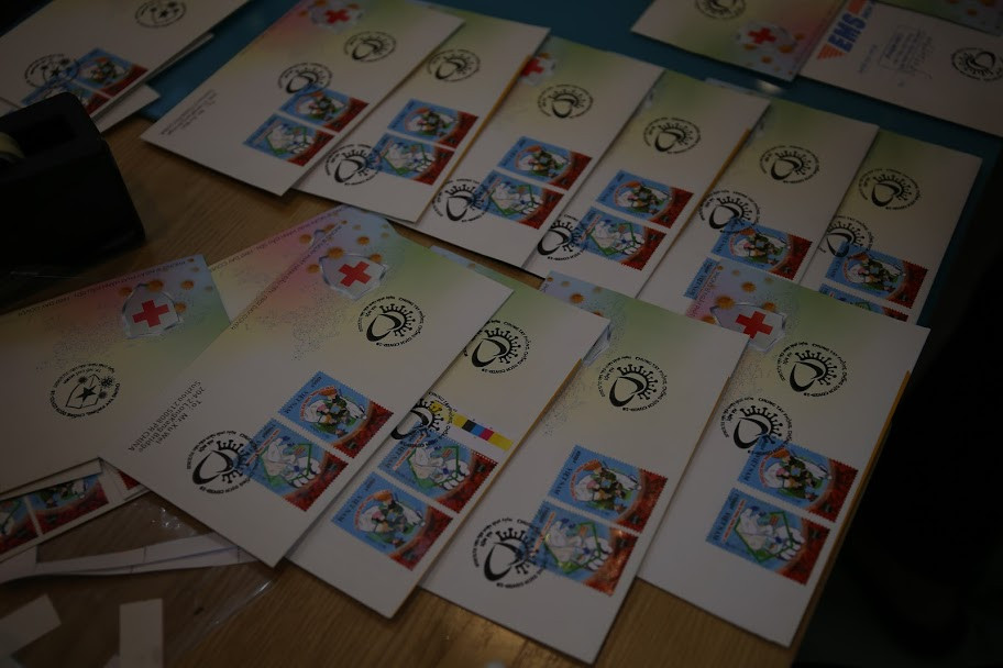 Bộ tem gồm 2 mẫu được thiết kế theo phong cách đồ họa.