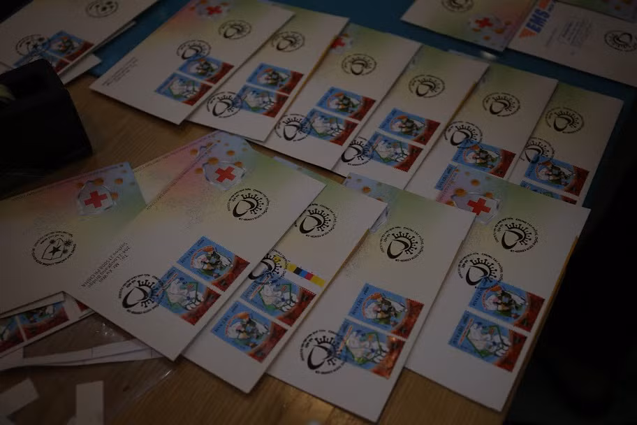 Bộ tem gồm 2 mẫu được thiết kế theo phong cách đồ họa.