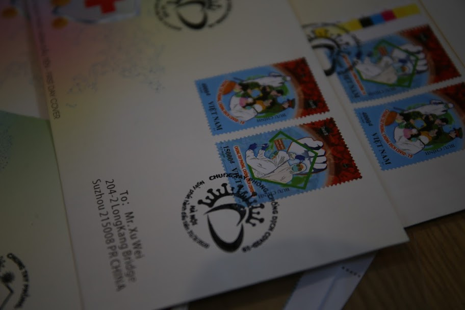 Bộ tem “Chung tay phòng, chống dịch COVID-19” có khuôn khổ 31 x 46 mm do họa sĩ Phạm Trung Hà (Tổng công ty Bưu điện Việt Nam) thiết kế.