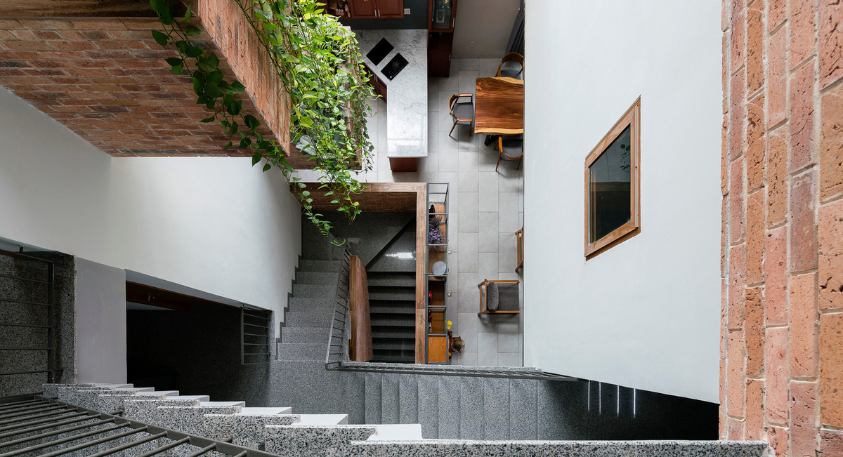 Ban công và cầu thang được tùy chỉnh đặc biệt, thay đổi từ tầng này sang tầng khác để tránh sự lặp lại, giúp tối đa hóa việc sử dụng.