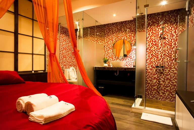 Giá một đêm tại các khách sạn tình yêu này dao động từ 600.000 - 900.000 đồng/phòng.