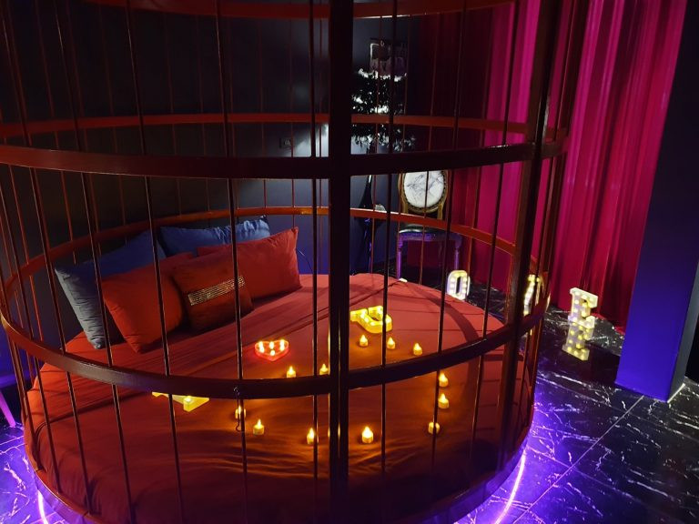 Các thiết kế "khách sạn tình yêu" này có nhiều tên gọi khác nhau như "lồng chim", "ánh sao", "Trung Hoa" hay "vượt ngục",...