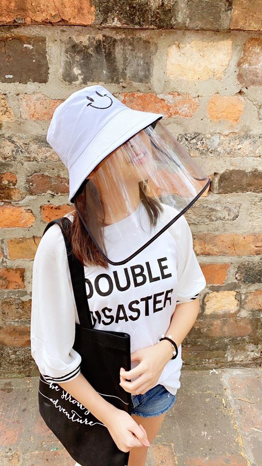 Mu chong giot ban phong Covid-19 “chay hang“, hot khong kem khau trang