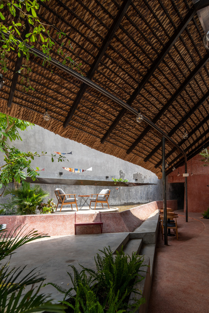 Loại hình công trình này được tái hiện thông qua lớp mái tranh lơ lửng trên hệ khung thép mảnh.