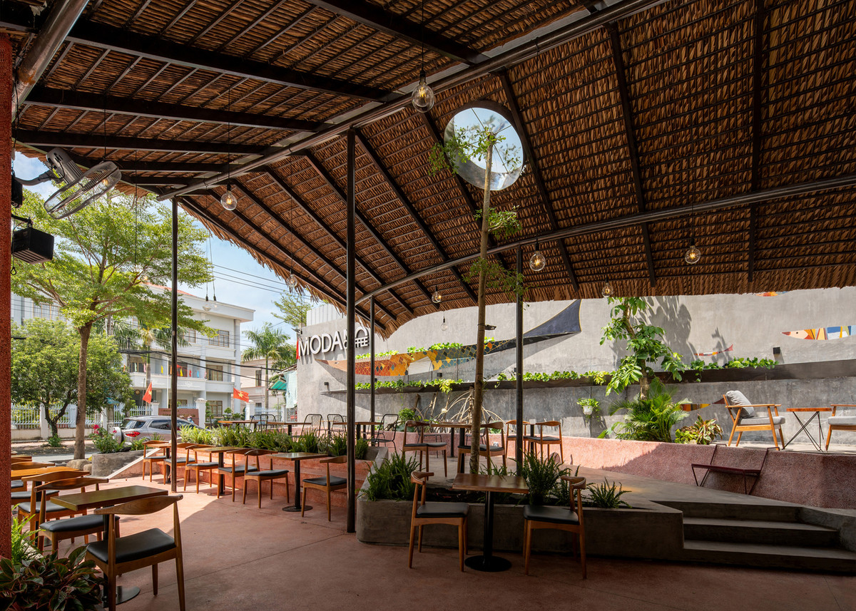 Đây là dạng công trình có cấu trúc đơn giản, bao gồm mái che nhẹ dựng trên hệ kết cấu tạm.