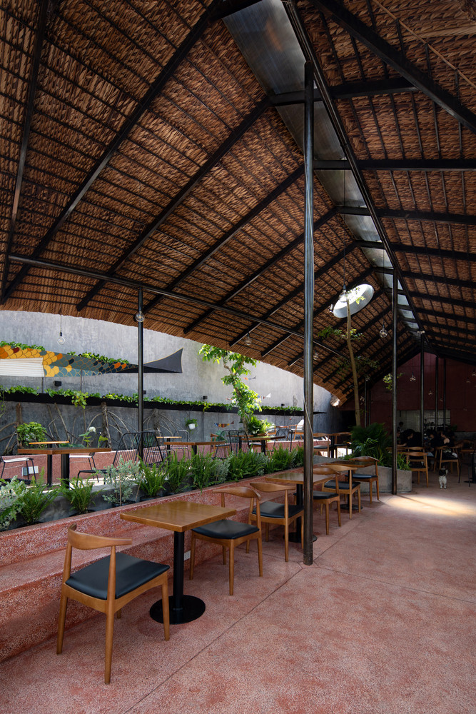 Từ đó, hình thành nhiều lớp không gian đa dạng kết hợp chênh lệch cường độ giữa vùng tối dưới mái và vùng sáng bao cảnh.