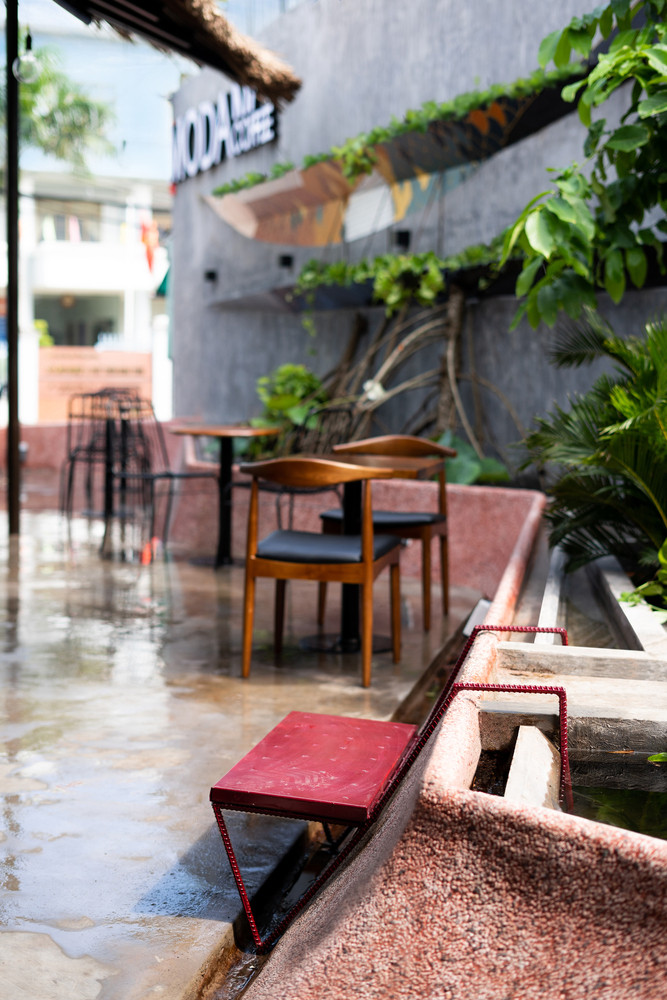 Công trình mở ra bên ngoài và mời gọi tiếp cận từ nhiều phía. Nguồn ảnh: Dũng Huỳnh. Video: Kiến trúc hiện đại cho ngôi nhà liền kề. Nguồn: VTC1