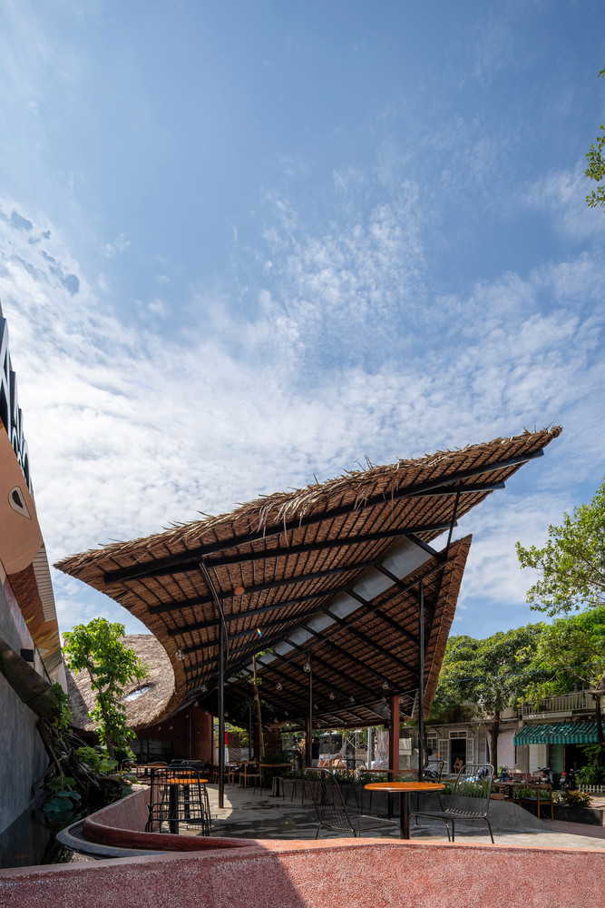 Doc dao quan ca phe voi mai tranh “lo lung” tren khung thep