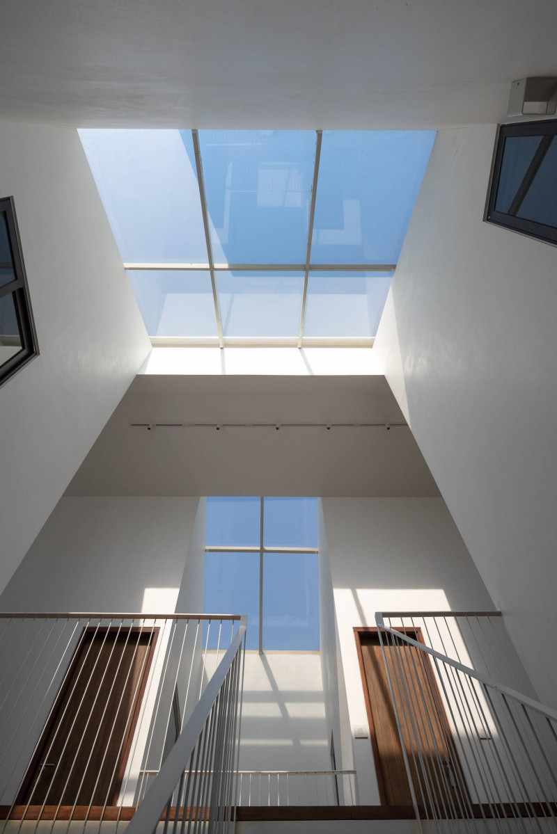 Nếu mái che giếng trời quá mỏng thì ánh nắng gay gắt có thể khiến sàn, cầu thang gỗ, vật dụng bị phai màu, chóng hỏng.