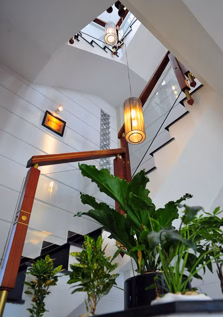 Đảm bảo sự cân đối,hài hòa, tránh tập trung nhiều thiết kế rườm rà và phức tạp mà không đảm bảo đầy đủ các chức năng của giếng trời trong nhà là thông gió, chiếu sáng.