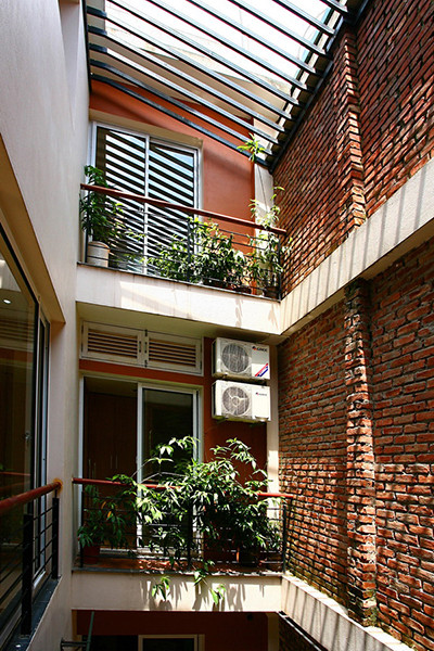 Do đó, mặt trong tường giếng trời nên có một số mảng nhám, sần để tiêu âm như dùng sơn gai, ốp đá tự nhiên, gạch thẻ, gạch trần. Đây cũng là thủ pháp trang trí cho khu vực thông tầng.