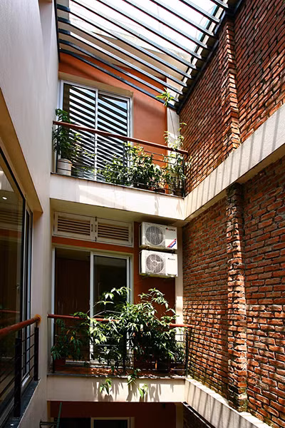 Do đó, mặt trong tường giếng trời nên có một số mảng nhám, sần để tiêu âm như dùng sơn gai, ốp đá tự nhiên, gạch thẻ, gạch trần. Đây cũng là thủ pháp trang trí cho khu vực thông tầng.