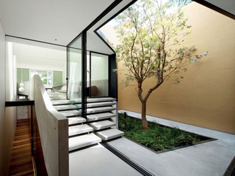 Lý do là khu vực xung quanh giếng trời như vách, tường, cửa có thể bị ẩm mốc, hư hại nếu thoát nước không tốt, mặt sàn không đủ rộng.