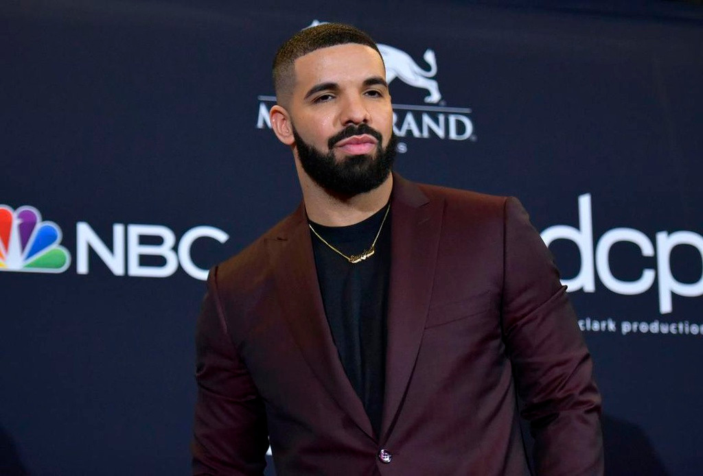 Rapper Drake cũng không kém cạnh khi mua một chiếc giường tích hợp quầy rượu whiskey và champagne cùng với tấm đệm lông ngựa trị giá 400.000 USD. Ảnh: Getty Image.