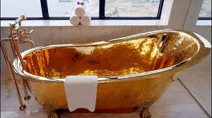 Ông cũng mua một bồn tắm bằng vàng 24 carat trị giá 2,2 triệu USD chỉ để làm quà tặng. Ảnh: TheThings.