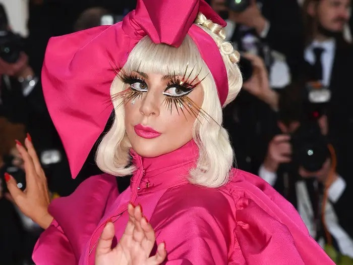 Trong khi đó, chỉ vì sợ ma mà Lady Gaga đã chi 50.000 USD cho một máy đo điện từ trường để phát hiện ma. Ảnh: AP.