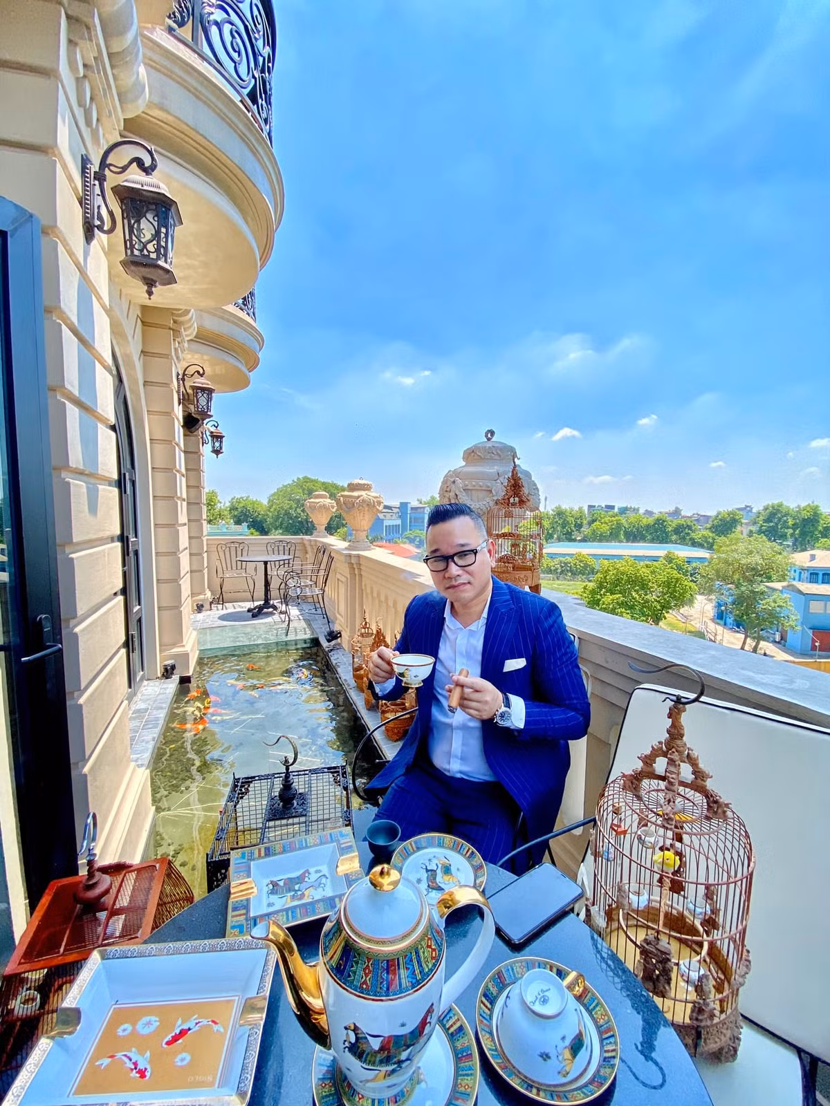 Bể cá Koi của anh Chương tuy nhỏ nhưng giá trị lên tới hàng tỷ đồng. Ảnh: Dân Việt