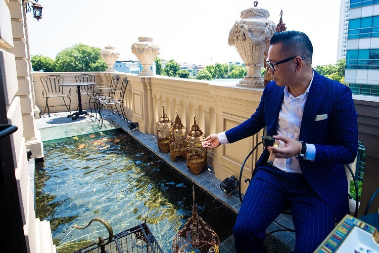 Anh Dương Văn Chương (50 tuổi, tên thường gọi là Chương Tailor ở Hà Nội) cũng là chủ nhân của 85 chú cá Koi thuộc hàng siêu phẩm. Ảnh: Dân Việt.