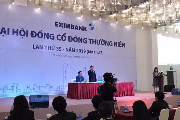 Eximbank hoan dai hoi co dong: Bao nhieu lan noi bo dau da?
