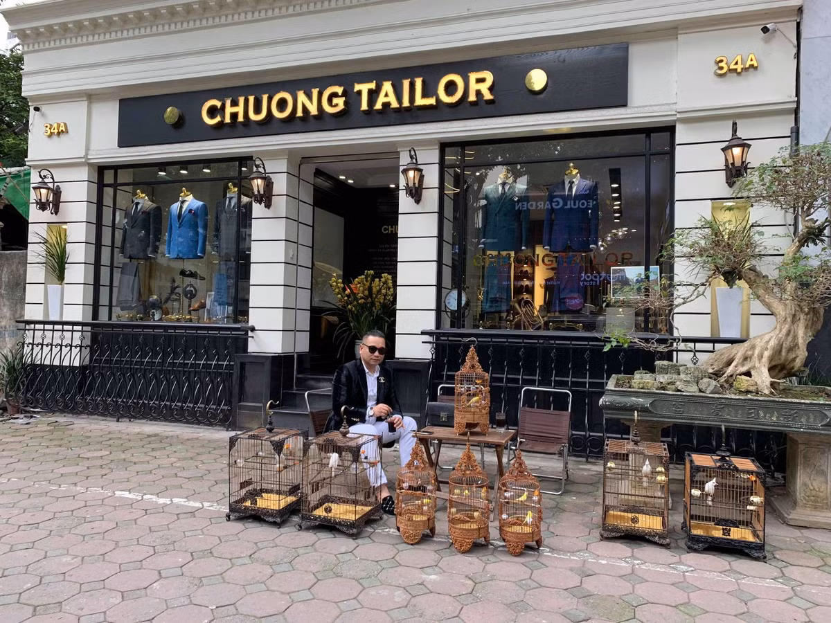 Anh Dương Văn Chương (tên thường gọi là Chương Tailor, 50 tuổi ở Hà Nội) nổi tiếng trong giới sinh vật cảnh là một đại gia “chịu chơi" khi chi hàng chục tỷ đồng cho chim, cá cảnh thượng lưu. Ảnh: Kenhsao.
