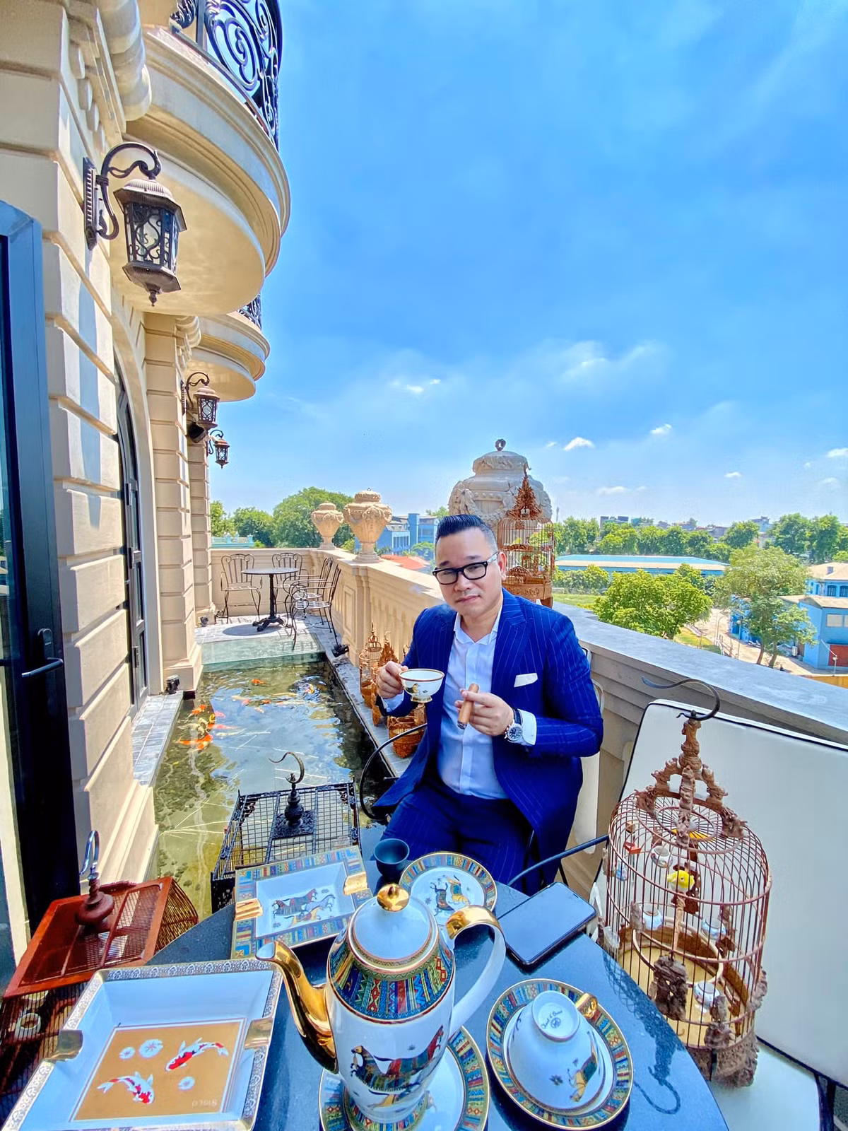 Đàn cá Koi của vị đại gia Hà Nội này được chia thành 3 bể nhỏ ở Hà Nội và Sài Gòn. Trong đó, đàn cá 25 con tại nhà riêng ở Cửa Bắc - Hà Nội. Ảnh: Dân Việt. Video: Những khoảnh khắc bình yên với thú chơi chim cảnh. Nguồn: VTC14.