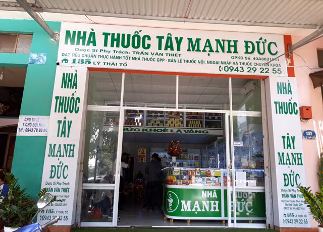 Phat nha thuoc “gam” gan 2000 khau trang van bao het hang
