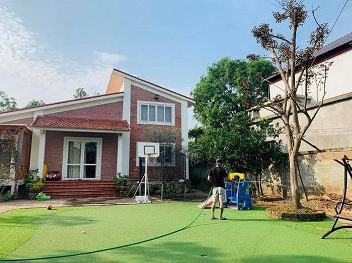 Ngôi nhà có diện tích lên tới 1.300 m2, tọa lạc ở Đại Lải, Vĩnh Phúc - chỉ cách thủ đô Hà Nội khoảng 47km.