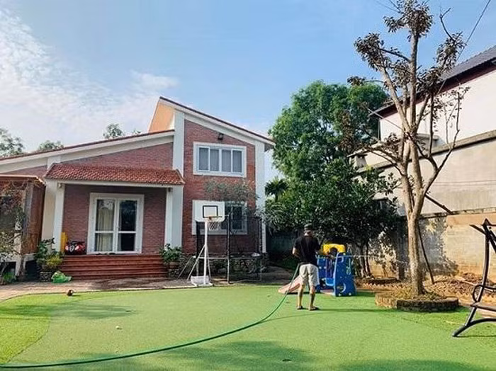 Ngôi nhà có diện tích lên tới 1.300 m2, tọa lạc ở Đại Lải, Vĩnh Phúc - chỉ cách thủ đô Hà Nội khoảng 47km.