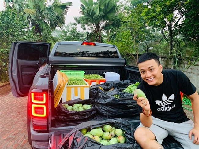 "Nam thần màn ảnh" vui vẻ khoe “chiến lợi phẩm” của gia đình sau thời gian dài chăm bón.