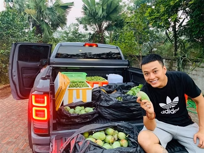 "Nam thần màn ảnh" vui vẻ khoe “chiến lợi phẩm” của gia đình sau thời gian dài chăm bón.