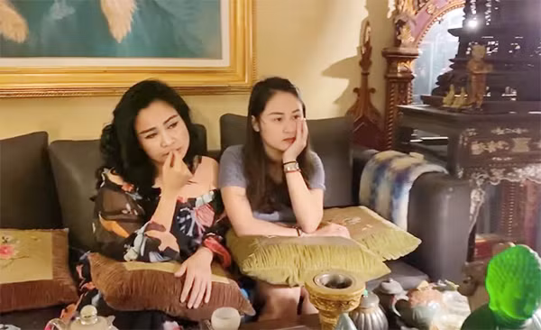 Nhờ đó, không gian căn nhà vừa cổ kính vừa ấm cúng. Ảnh: chụp màn hình.