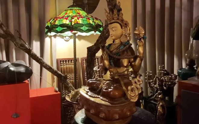 Bên cạnh tượng Phật được trang trí thêm một chiếc đèn mang phong cách cổ điển. Ảnh: chụp màn hình.