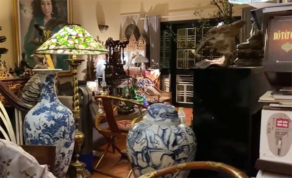Diva Thanh Lam đang sống cùng mẹ trong một căn nhà không quá rộng và được bày nhiều tượng Phật, bình, lọ bằng gốm. Ảnh: Vietnamnet.