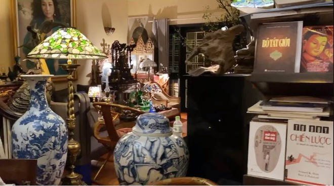 Ngoài ra, Thanh Lam còn sưu tầm nhiều loại sách về Phật giáo và một số bình gốm cổ. Ảnh: chụp màn hình.