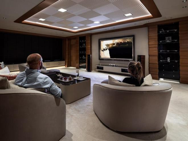 Phòng chiếu phim hiện đại ngay trên tàu.