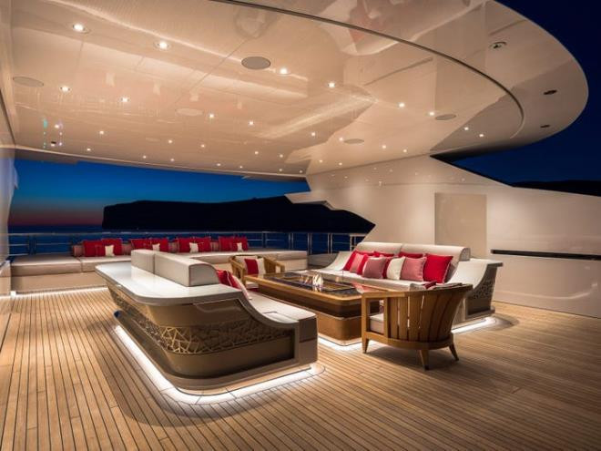 Không gian nghỉ ngơi và ngắm cảnh biển sang trọng.