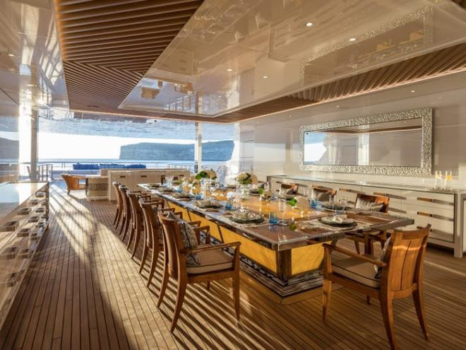 Cũng ở boong tàu đó là một phòng ăn sang trọng đủ chỗ cho 12 người.