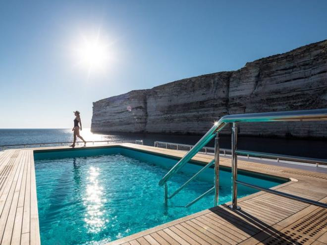 Bể bơi nước nóng dài khoảng 8 mét trên boong tàu.