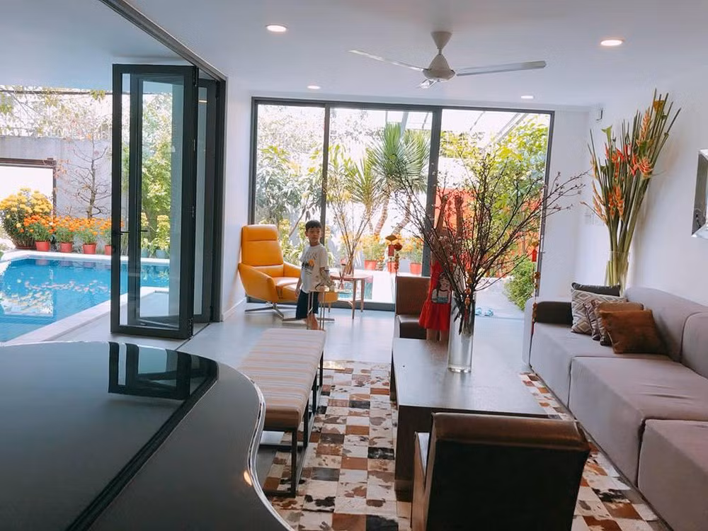 Sau khi chia tay Cường đô la, Hồ Ngọc Hà chuyển về nhà mới sống cùng con trai Subeo và bố mẹ ruột trong một căn biệt thự sang trọng ở quận 7 (TP HCM).