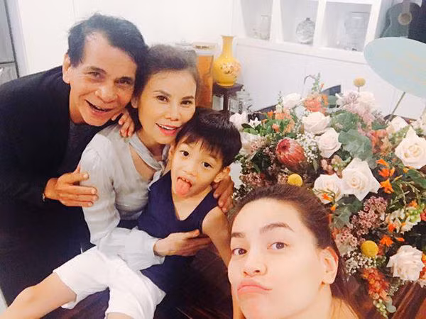 Mới đây nhân dịp cuối năm, mẹ ruột Hồ Ngọc Hà khoe không gian tràn ngập sắc xuân trong biệt thự.