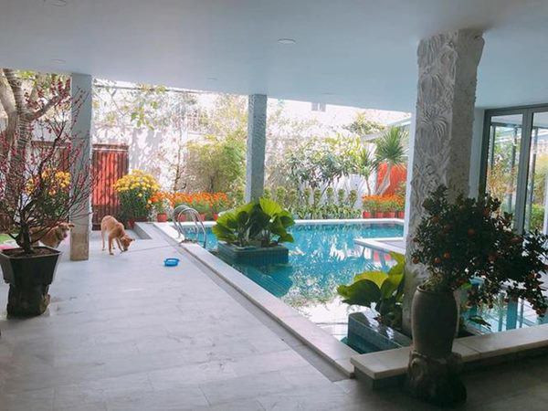 Thích hòa mình với thiên nhiên nên từ trong nhà, trên các ban công đều được Hà Hồ trang trí những chậu hoa nhỏ xinh tăng thêm vẻ đẹp cho ngôi nhà. Nguồn ảnh: FBNV. Video: Hậu trường: Hồ Ngọc Hà múa đương đại. Nguồn: VTC1.