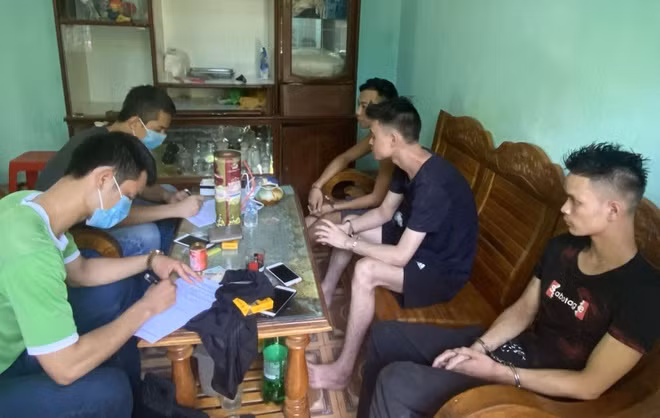 9X dung boong-ke tren doi de ban ma tuy