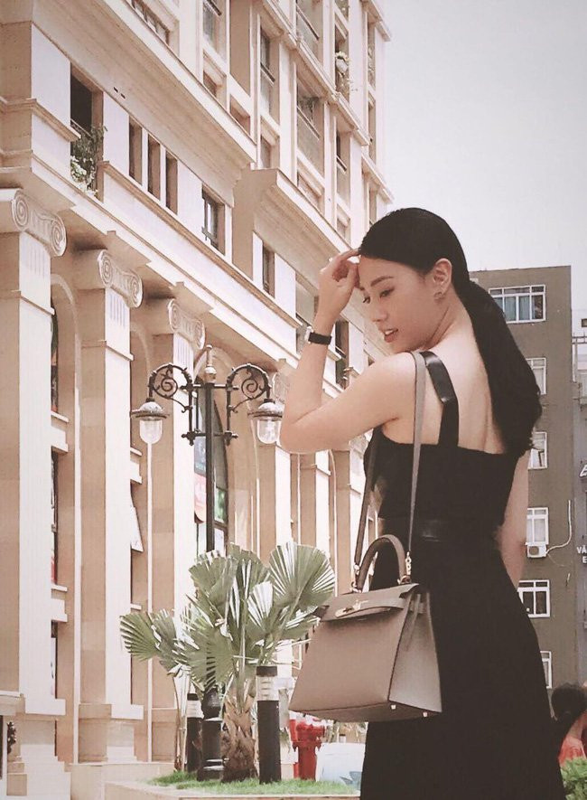 Một chiếc túi xách khác hiệu Hermes Kelly 28 trị giá khoảng 254 triệu đồng của Phương Oanh.