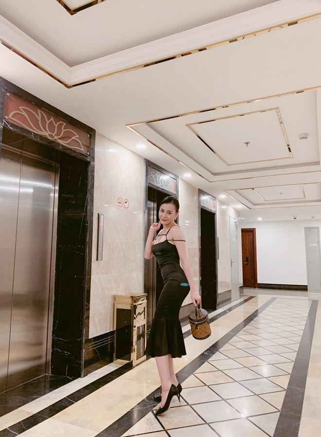 Ngoài đời, Uyên trong "Cô gái nhà người ta" cũng là một tín đồ hàng hiệu. Cô từng đeo chiếc đồng hồ Hermes được đính đá quý ở bề mặt, có giá hơn 400 triệu đồng hay chiếc túi xách Chanel Boy có quai xách tay màu đen trị giá hơn 100 triệu đồng.