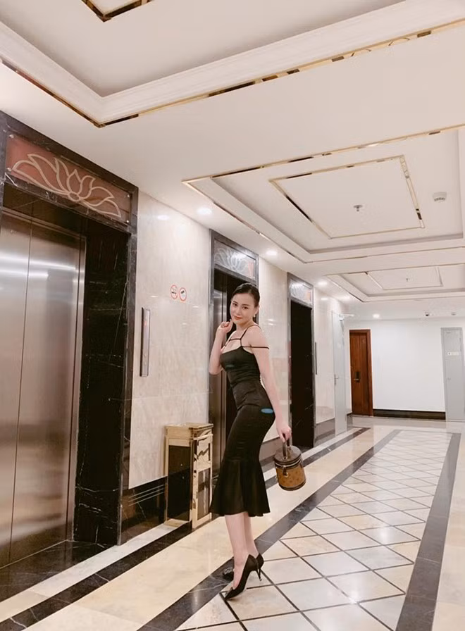 Ngoài đời, Uyên trong "Cô gái nhà người ta" cũng là một tín đồ hàng hiệu. Cô từng đeo chiếc đồng hồ Hermes được đính đá quý ở bề mặt, có giá hơn 400 triệu đồng hay chiếc túi xách Chanel Boy có quai xách tay màu đen trị giá hơn 100 triệu đồng.